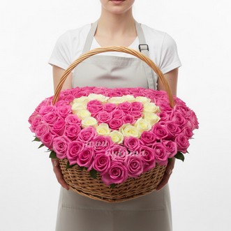 Сердце из 101 розы в корзине