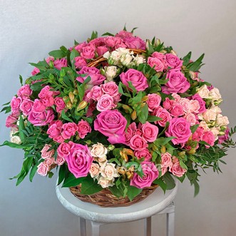 Корзина кустовых розовых роз