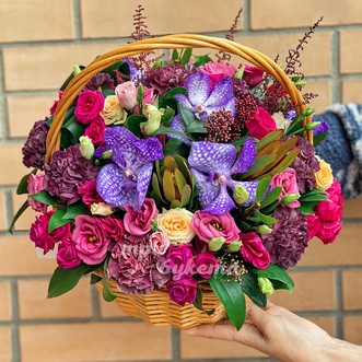 Корзина с орхидеями и розами