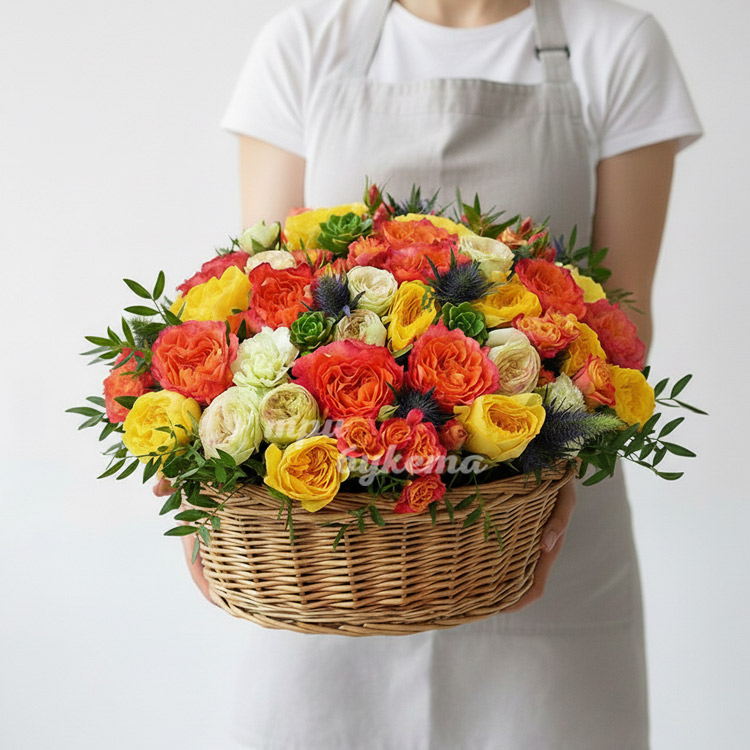 Корзина с разноцветными розами