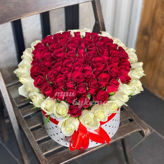 Красные и белые розы в коробке