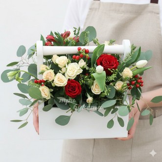 Розы и тюльпаны в ящичке