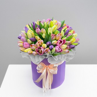 101 разноцветный тюльпан в коробке