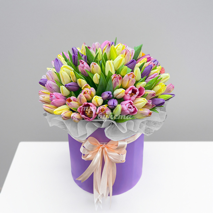 101 разноцветный тюльпан в коробке