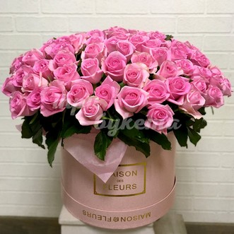 101 розовая роза в коробке