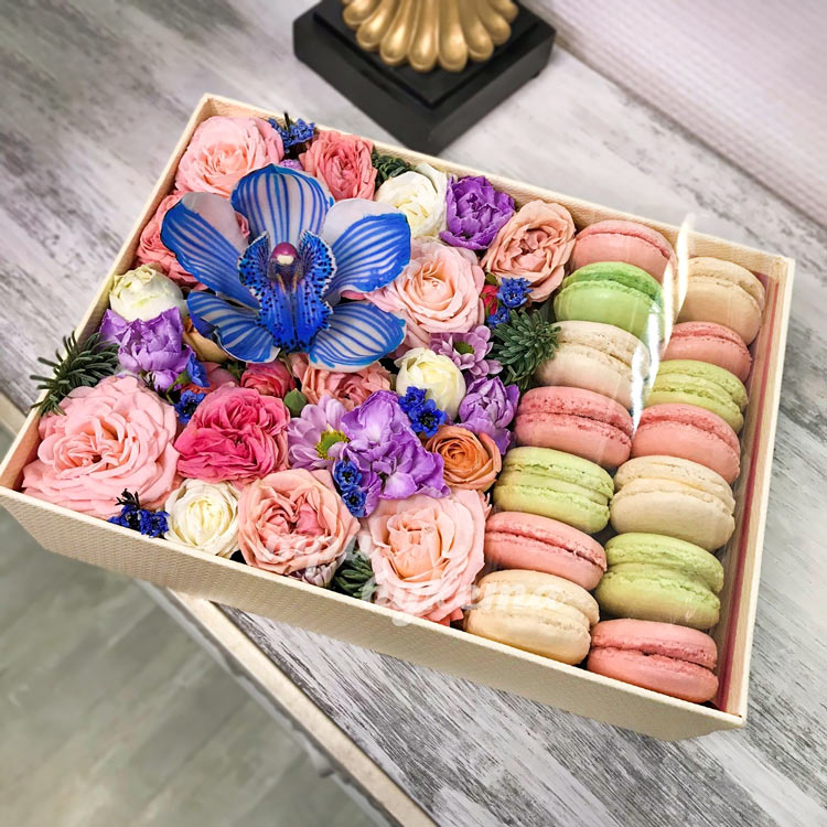 14 макарун с розами и орхидеями