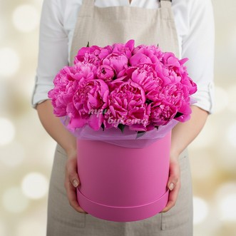 23 розовых пиона в коробке