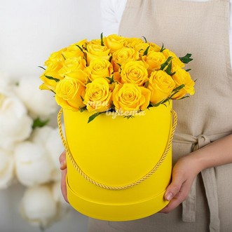 25 желтых роз в коробке
