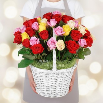 51 разноцветная роза в корзине