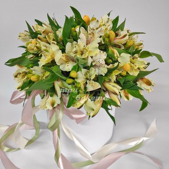 Альстромерии и фрезии в коробке