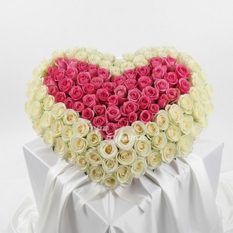 Бело-розовое сердце из 151 розы