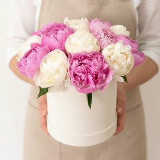 Белые и розовые пионы в коробке