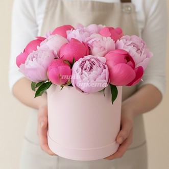 Красные и розовые пионы в коробке