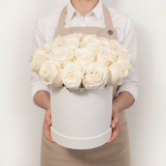 Кремовые розы в коробке