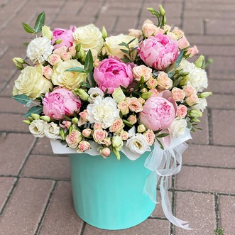 Пионы и розы в коробке
