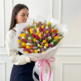 Разноцветный букет из 101 тюльпана