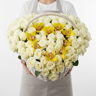 Сердце из розы и орхидей в корзине