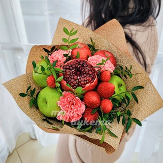 Букет из яблок и клубники