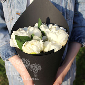 7 белых пионов Premium Блэк