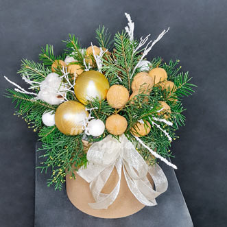 Орехи в новогодней коробке