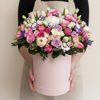 Пионы и розы с тюльпанами в коробке