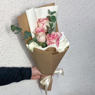 Мини-букет из 3 роз в крафте