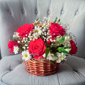Корзина с альстромериями и розами