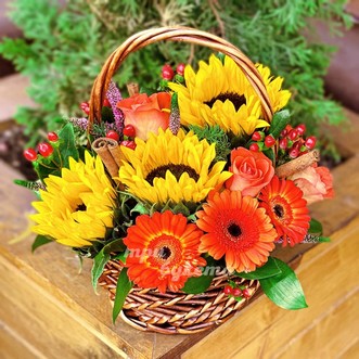 Корзина с большими подсолнухами