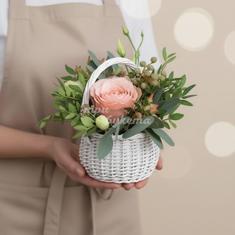 Мини-композиция из розы и эустомы