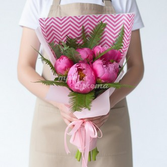 Букет из 5 пионов и амбреллы