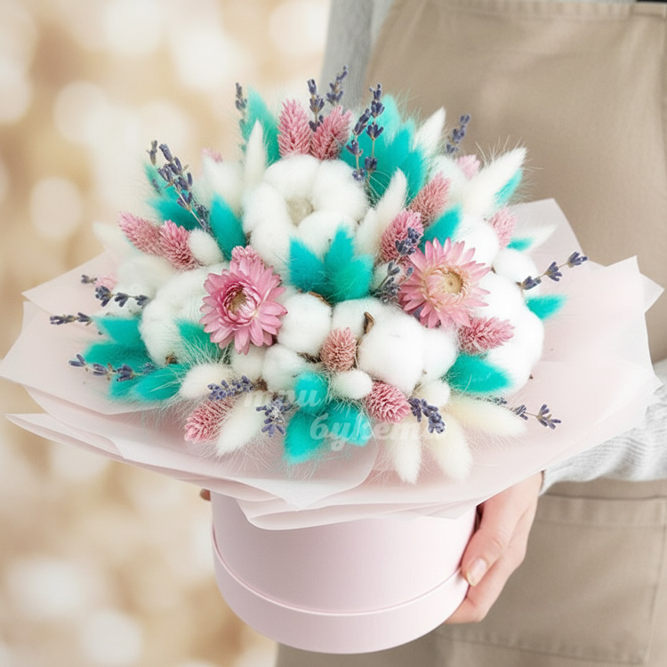 Хлопок и лагурус в шляпной коробке