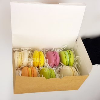 Разноцветные макаруны на карантине