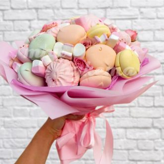 Сладкий букет из зефира и роз