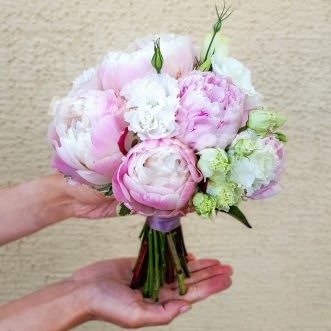 Букет невесты из пионов и эустом