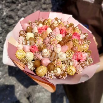 Большой букет из клубники в шоколаде