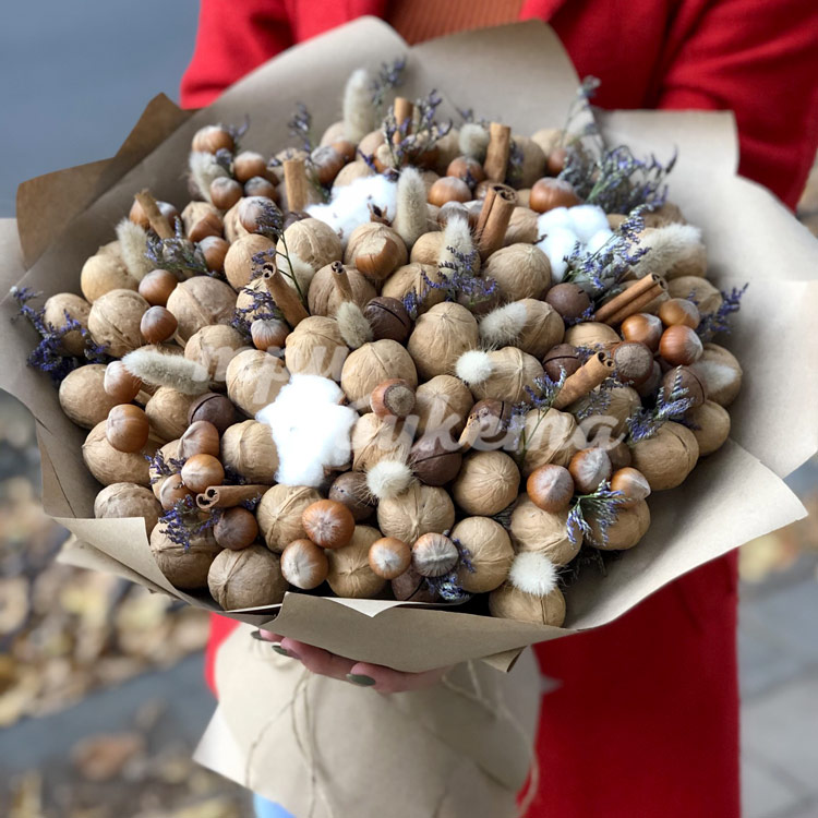 Букет из грецких орехов и фундука (вид сверху)