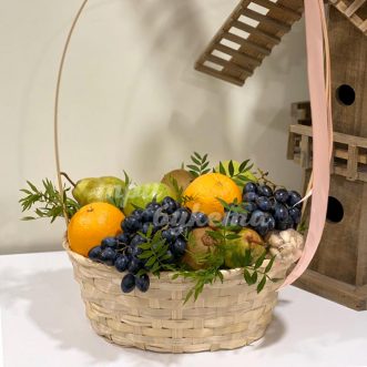 Корзина винограда с фисташками