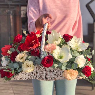 Корзина с амариллисами и розами