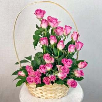 30 розовых роз в корзине