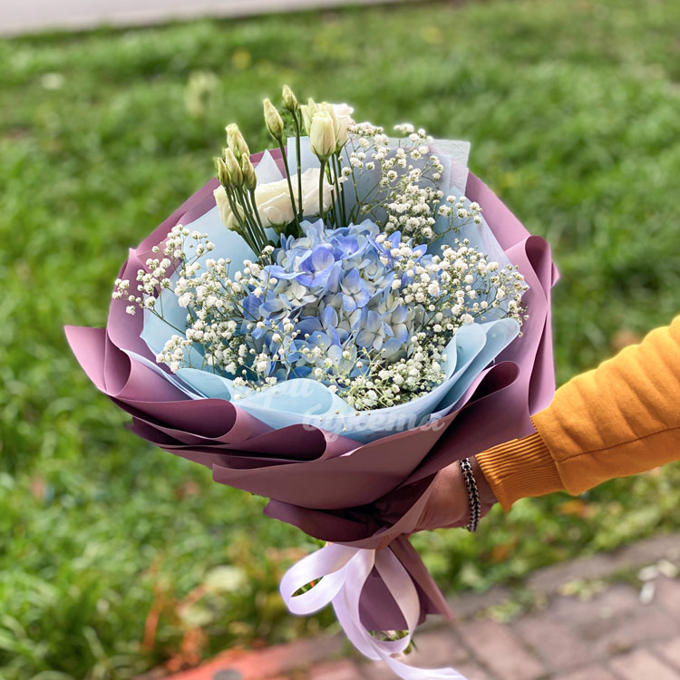 Букет из фиолетовых гортензий с гипсофилой (на фоне травы)