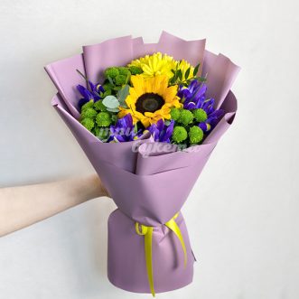 Букет из ирисов и подсолнуха