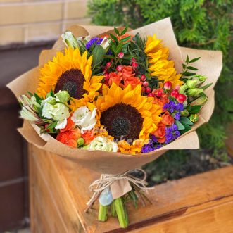 Букет из подсолнухов и оранжевых роз