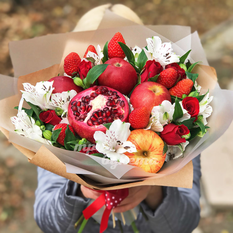 Букет из яблок и альстромерий (крупный план)