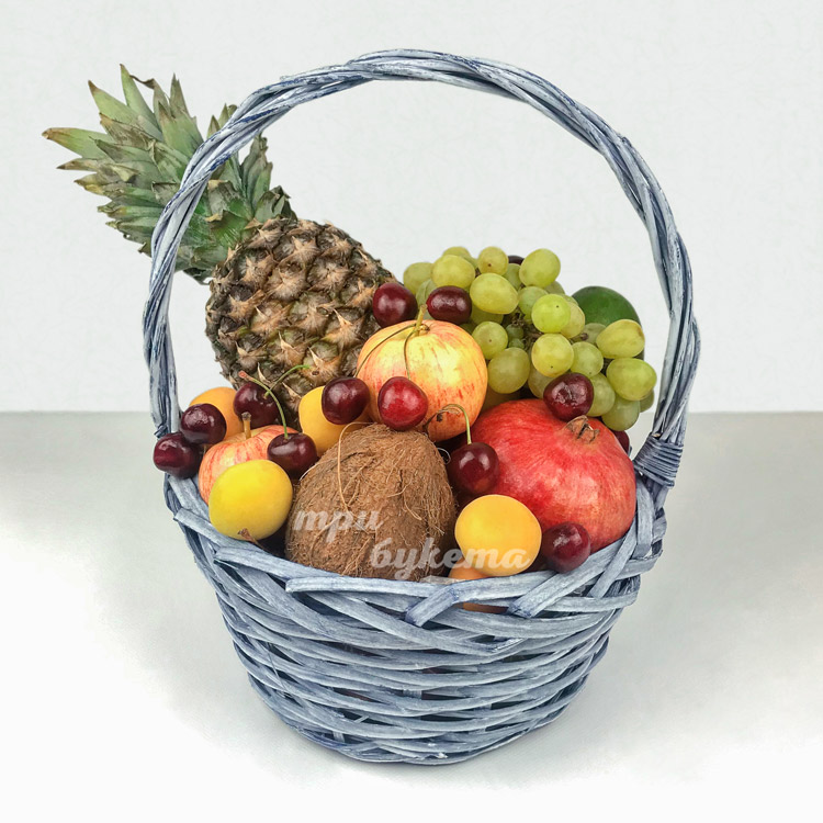 Корзина с ананасом, виноградом и вишней