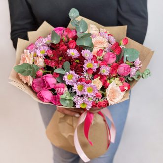 Разноцветные розы и хризантемы