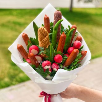 Букет для защитника из колбасок и редиса