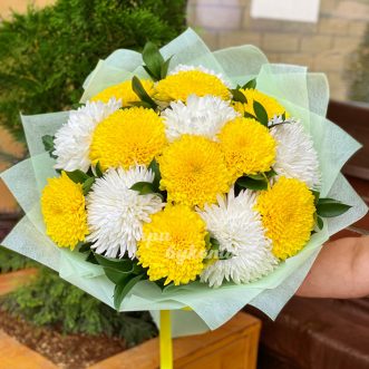 Букет из 15 белых и желтых хризантем