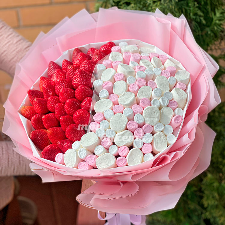 Букет из 33 клубник и маршмеллоу (крупный план)