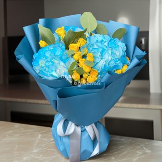 Букет голубых гортензий с желтыми розами