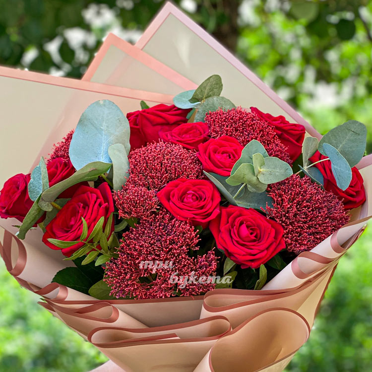 Букет из 11 красных роз с зеленью (крупный план)